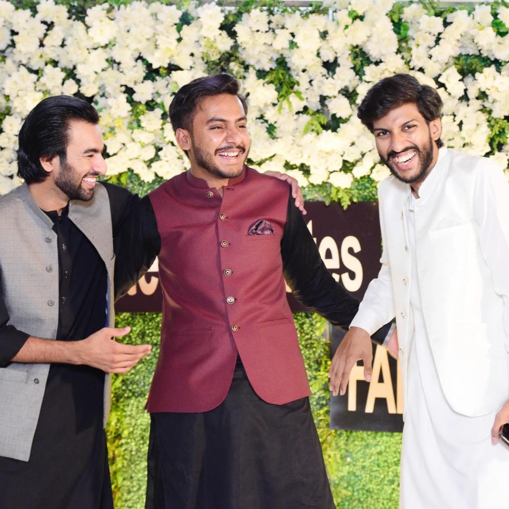sagar00433's tweet photo. At the wedding ceremony of Mukesh Ambani' son Anant Ambani' 
With jigers
@sheikhuawais

 #MukeshAmbani https://t.co/qna3Fycc0M