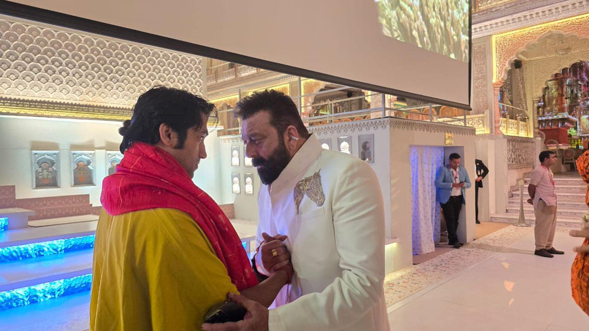 bageshwardham's tweet photo. मुंबई में श्री मुकेश अंबानी जी के पुत्र अनंत अंबानी के विवाह समारोह में भारतीय सिनेमा के सदी के तीन महानायक श्री रजनीकांत और श्री अमिताभ बच्चन जी एवं श्री संजय दत्त से मुलाक़ात… #bageshwardhamsarkar #bageshwardham 
#shrirajnikant #shriamitabhbachchanjee #shrisanjaydutt https://t.co/l9KstxEb8p