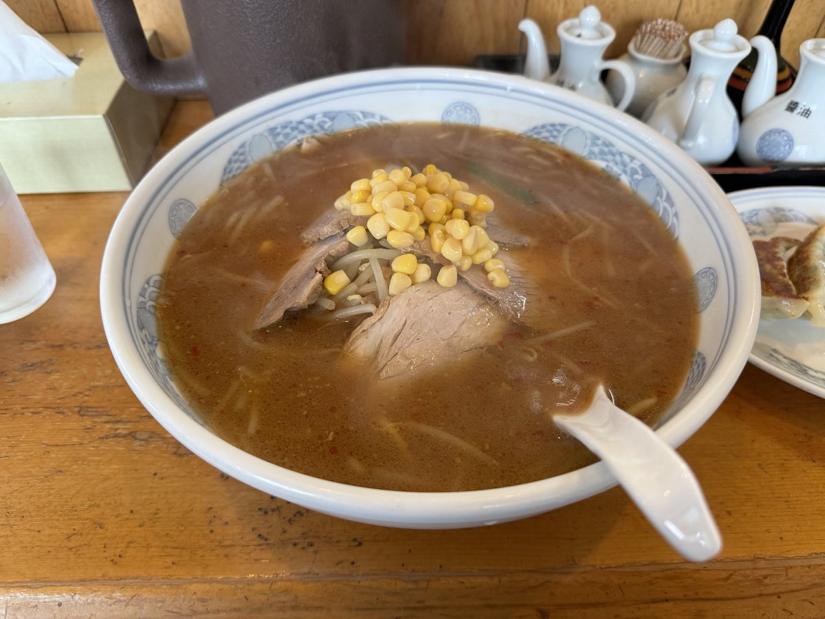mentaichi's tweet photo. 安曇野　中華いけまつ
13時過ぎで満席！地元のファミリーに愛されるお店ながら他県ナンバーもちらほら

辛味噌チャーシューをいただきました！
優しい味の中に深みあり‼️
餃子も美味しかった
#安曇野ラーメン
#長野ラーメン
#長野町中華 https://t.co/OWWJvJvFmN