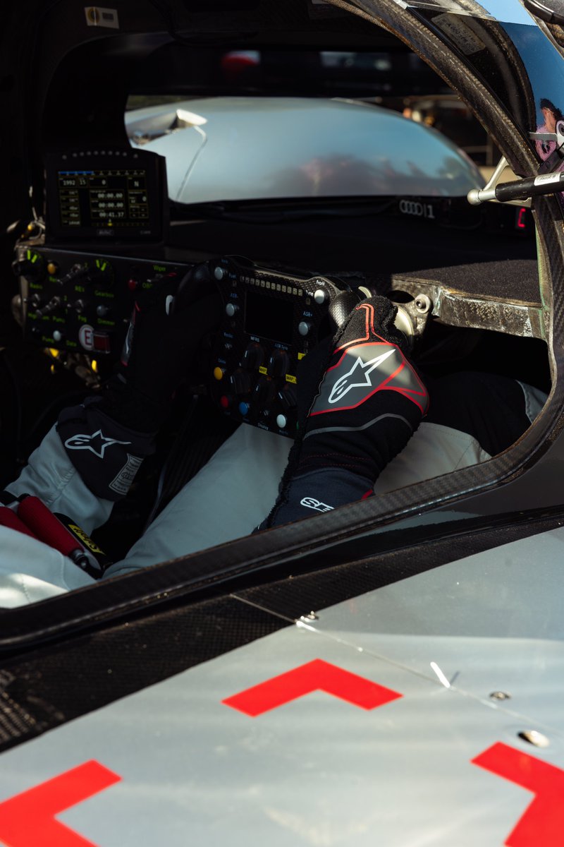motohistorics's tweet photo. A U D I
Let’s go again 🏁 @fosgoodwood @GirardoandCo #benoittreluyer #FOS #AudiR18 https://t.co/jOmcY3huKT