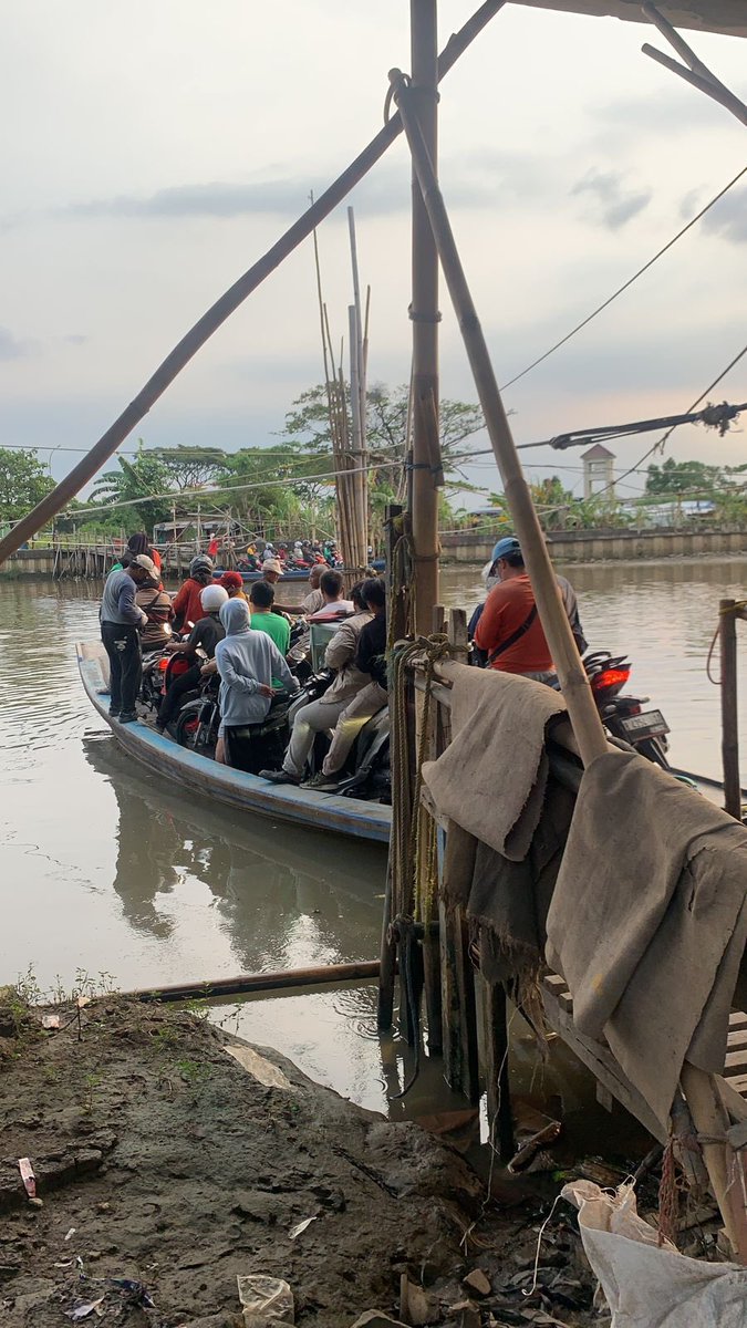 edwintandayu's tweet photo. @jalur5_ Gak usah jauh-jauh ke Semarang, di tengah kota Jakarta juga ada min. 

Tepatnya nyebrangin Kapuk Muara - Pejagalan. Sekali trip bisa angkut 10 motor.. https://t.co/1DXaydqelk