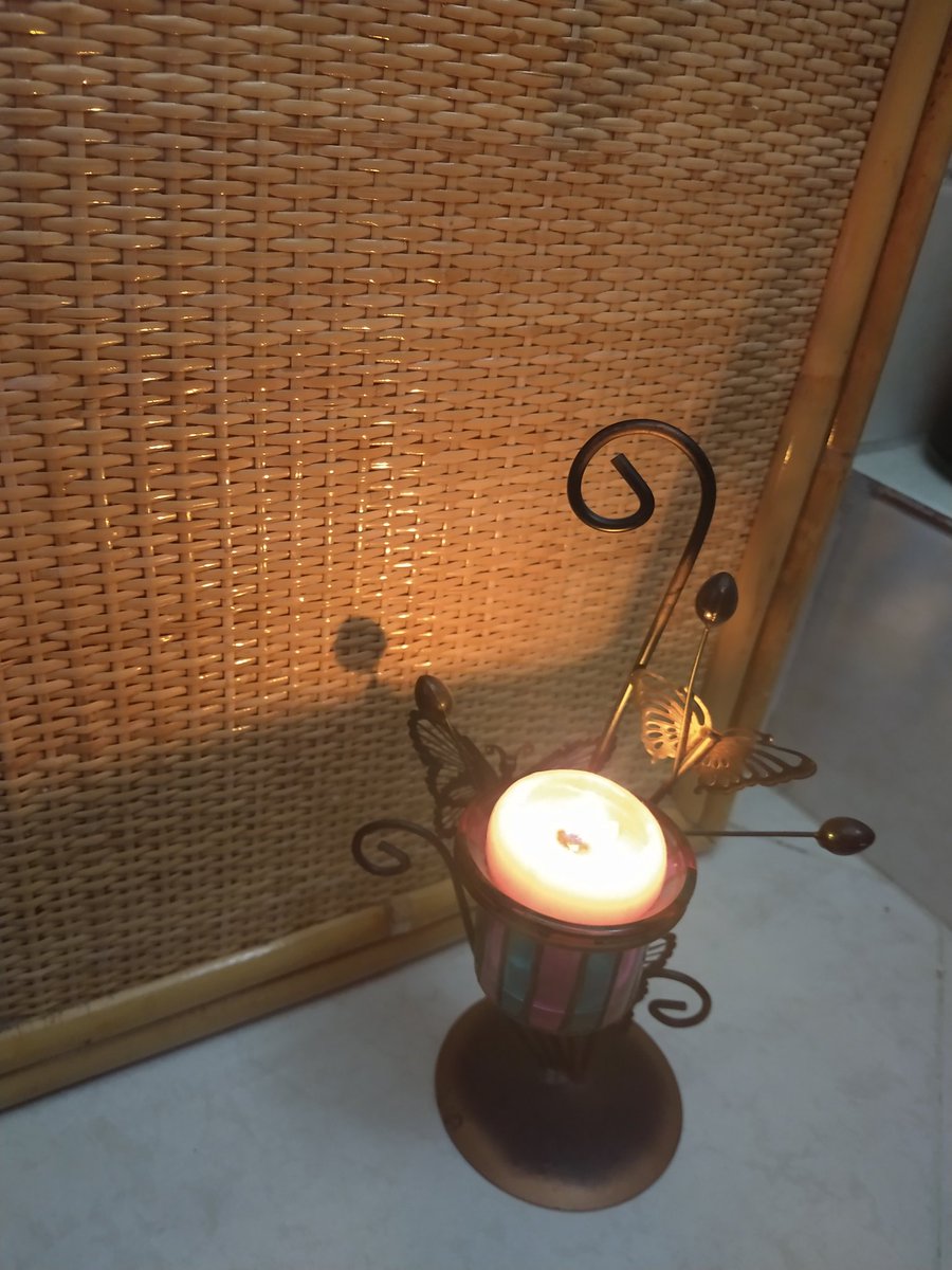 pancartera's tweet photo. Mientras cambio la luz de mi baño, y observo mis pies, por la ventana se cuelan los cánticos futbolísticos de un adelantado.
#LaVidaesSueño de los @numerosimaginar.
#ClasicOFF de @nave_73. https://t.co/WBinCwBbF6