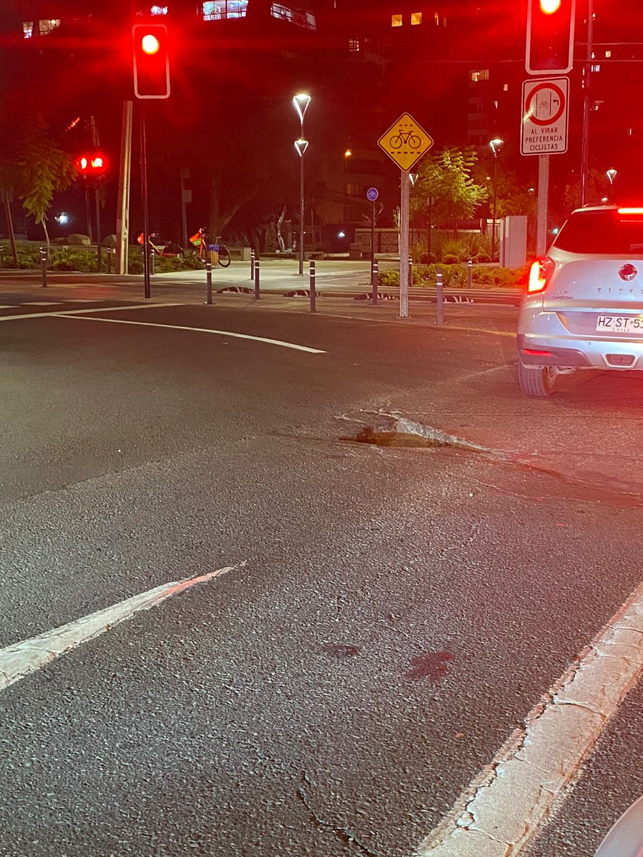MdelaFA's tweet photo. Tremendo hoyo en Vespucio con Renato Sanchez, daños en neumático y llanta, además del susto.
@Muni_LasCondes https://t.co/cJeHnfTFYy