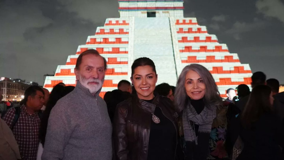 DanielaCordAre's tweet image. El día de hoy estuvimos en la inauguración del espectáculo de #videomapping sobre la #pirámide de #Kukulkán, aborda la cultura #maya y el legado de #FelipeCarrilloPuerto; estará hasta el 21 de julio en nuestro #Zócalo de la #CDMX. ¡Una belleza!