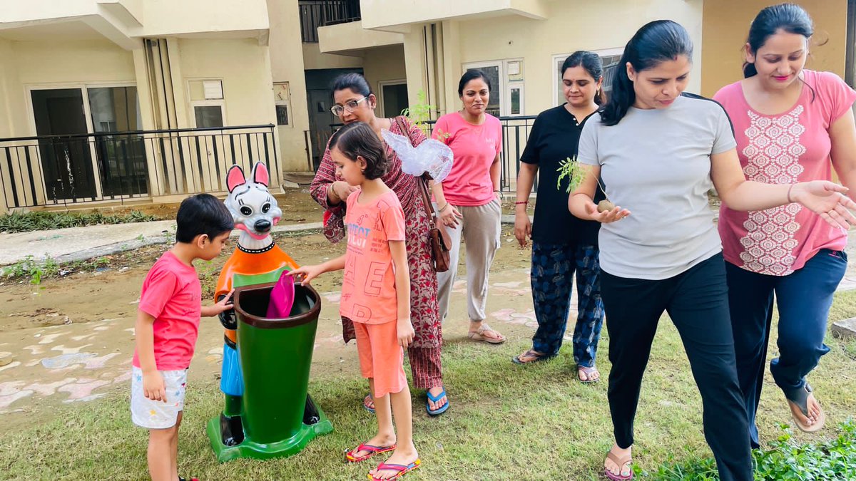 परियावरण एवं स्वच्छता सिर्फ किताबों से नही सीखा जा सकता। नई पीढ़ी को सीखना हम सबका की जिम्मेदारी है। आज O2 वैली में निवासियों नई नई पीढ़ी से साथ मिल कर इस कार्य को पूर्ण किया। 
#acpbuyers #o2valley