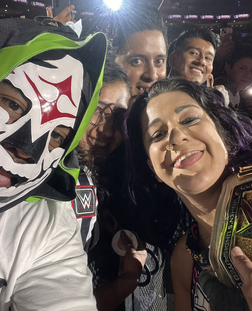 El_Gena's tweet photo. With the best @itsBayleyWWE #WWEMexicoCity https://t.co/yS5I9qOCuQ