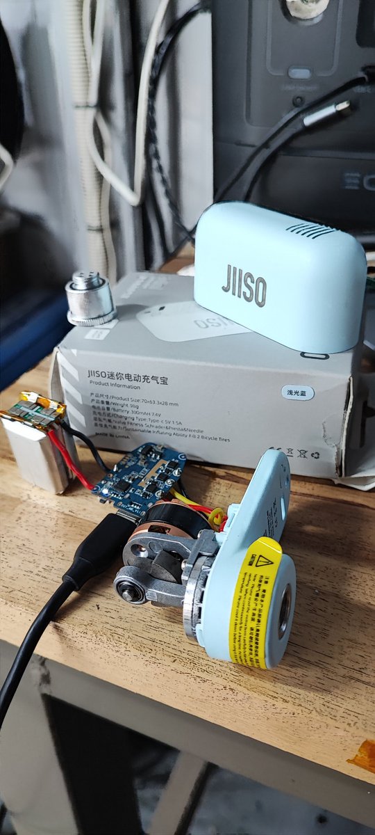 Free_Thinking_B's tweet photo. JIISO電動ポンプ2ヶ月で壊れた！
中の作りがショボい、軽いのは良いけど使えないと意味ないよ。
症状はバッテリーが充電されません、充電回路が壊れた、、
ブラシレスモーターのドライブ回路やリチウムの充電回路が有るのに放熱の類は何も無し、、、そりゃ壊れるよぉ〜
#ロードバイク
#空気入れ https://t.co/zPBSlPNMKU