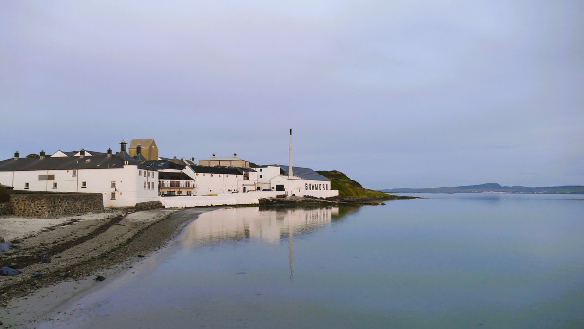 davidliv25's tweet photo. Bowmore early this morning before sunrise. https://t.co/3UaaIjKIRm