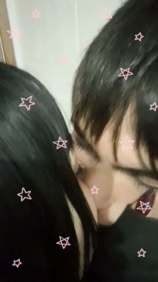 lo inexplicable que es este amor, pero lo suficiente como para decir q m siento muy bien a tu lado, siento un amor y una conexión tan grande cuando te miro, el tiempo con vos es lo mas valioso para mi, con un solo beso quede embobada y con las risas quede encantada💘