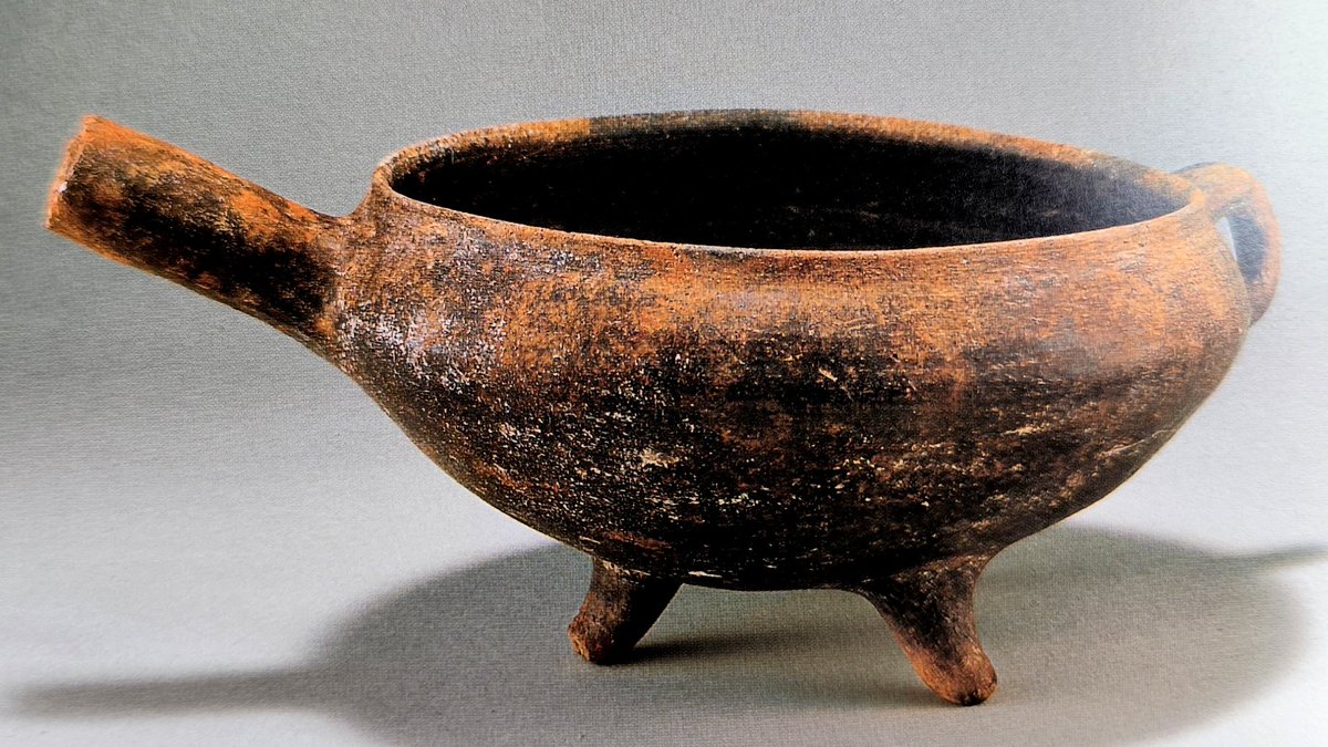 4ti3ti2sp's tweet photo. 1997年茨城県立歴史館『古代ペルシア展』資料より

黒色磨研壺
豆(高坏)
三足盉(注口)
鬲(三足土器)

何れも縄文晩期から弥生中期(BC1200～紀元前後)に相当する時期のイランの土器 https://t.co/qV94T8A1b9