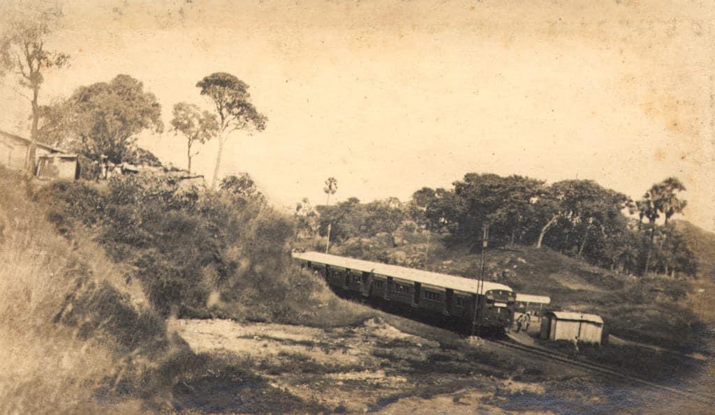 1930s: Sion Koliwada Station
Photo by Pandarinath Raoji Pradhan

Do you know what is the present name of this railway station? It’s not Sion
#IndianRailways #MumbaiLocal