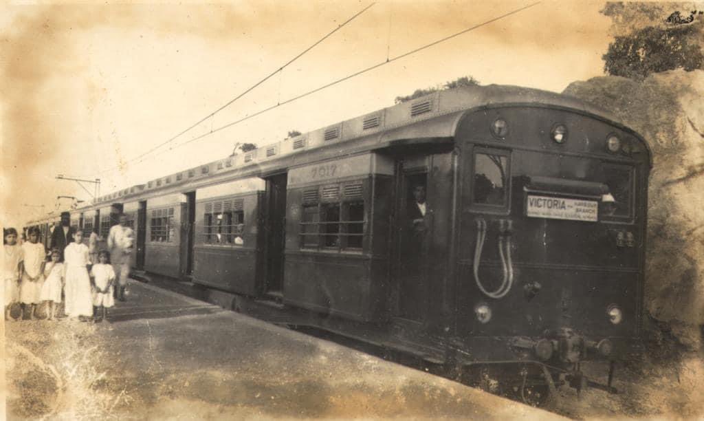 mumbaiheritage's tweet photo. 1930s: Sion Koliwada Station
Photo by Pandarinath Raoji Pradhan

Do you know what is the present name of this railway station? It’s not Sion
#IndianRailways #MumbaiLocal https://t.co/Dvyofc4VuF