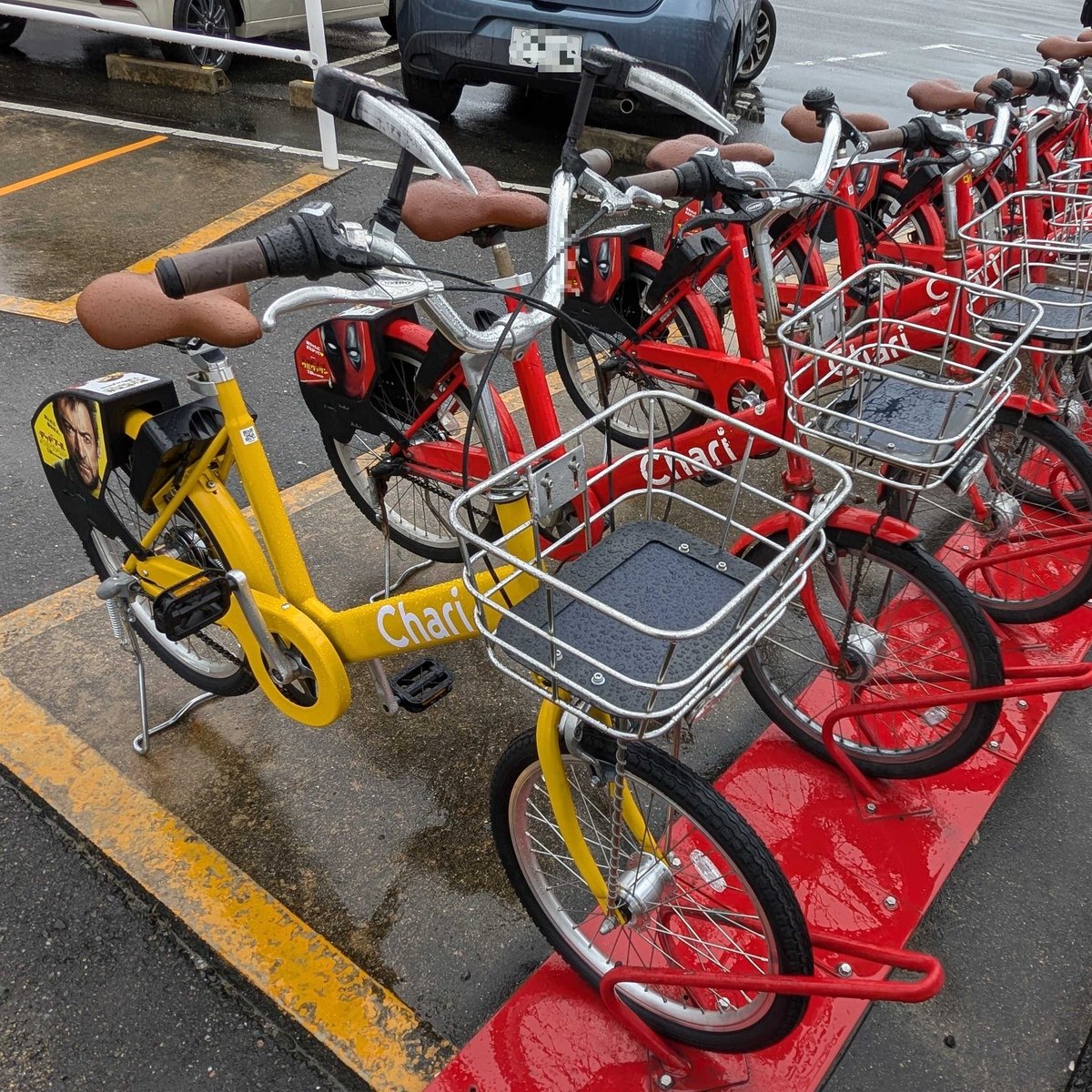 charichari_bike's tweet photo. デップーチャリチャリ、走り出しました🦸‍♀💫

あいにくの天気ですが☔
たった今クルーさんにポート配備してもらいました❤💛

さて、ここはどこでしょう😊これから福岡の色んなポートに現れます🚲見つけてたら、#デップーチャリチャリ で教えてくださぃ📸

#デッドプールウルヴァリン @DW_Movie_JP https://t.co/34wBC8vblv