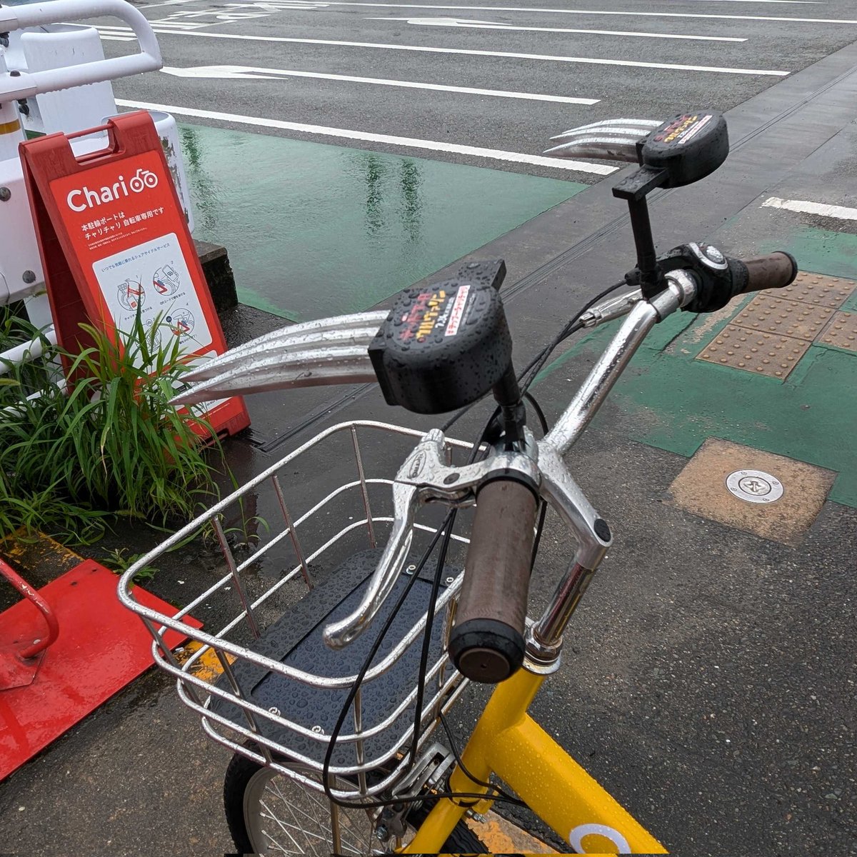 charichari_bike's tweet photo. デップーチャリチャリ、走り出しました🦸‍♀💫

あいにくの天気ですが☔
たった今クルーさんにポート配備してもらいました❤💛

さて、ここはどこでしょう😊これから福岡の色んなポートに現れます🚲見つけてたら、#デップーチャリチャリ で教えてくださぃ📸

#デッドプールウルヴァリン @DW_Movie_JP https://t.co/34wBC8vblv