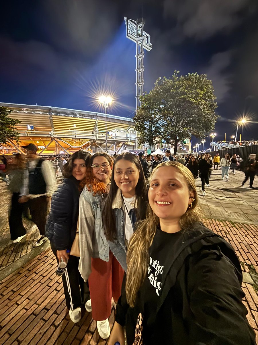MVictoria_RV's tweet photo. Hace ocho días lloré de emoción cuando el concierto iba a empezar, hoy lloré con nostalgia las últimas cuatro canciones.

Una vez más: Quiero vivir en un loop infinito de Morat.
Los amo, gracias @MoratBanda 

Y a ellas gracias por media vida de conciertos juntas. https://t.co/3rnuQnNblb