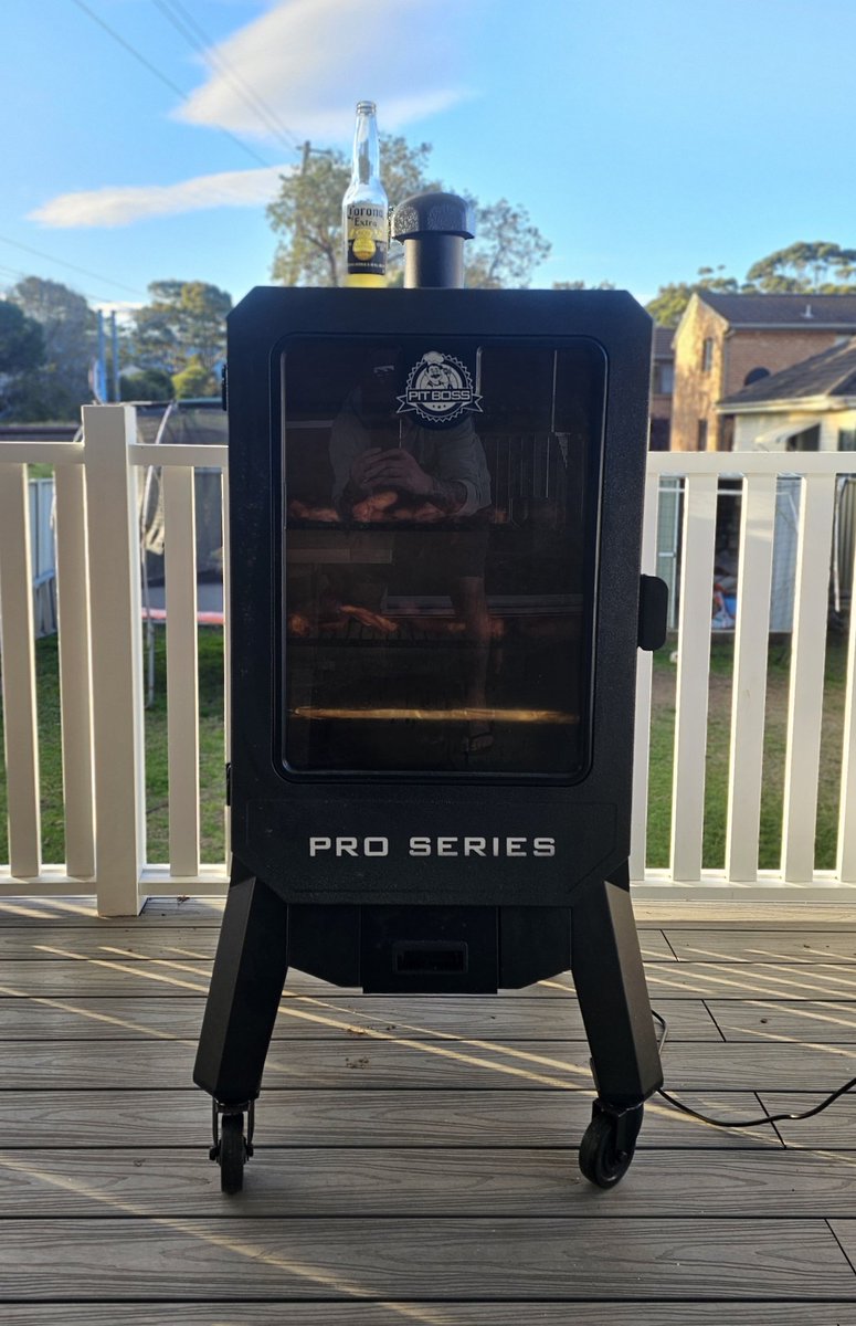 romper_08's tweet photo. Sunday arvo beers and smoked wings #sundaybeers #sundaydoneright #pitbosssmoker #wings #Corona https://t.co/5SlkpTb5Jt