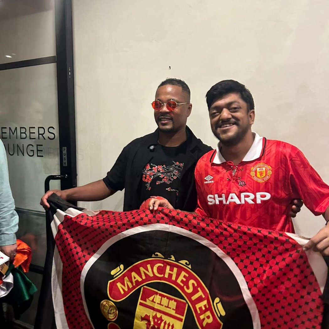 ManUtdHyderabad's tweet photo. #MUSCH x 𝐏𝐚𝐭𝐫𝐢𝐜𝐞 𝐄𝐯𝐫𝐚 🔴
An absolute icon on & 𝗼𝗳𝗳 𝘁𝗵𝗲 𝗽𝗶𝘁𝗰𝗵 ✨
Thank you @tilak710 & the team of @12thmanbrewing @_AceofBlades for this opportunity 🙏🏼❤️
𝗪𝗘 𝗟𝗢𝗩𝗘 𝗧𝗛𝗜𝗦 𝗚𝗔𝗠𝗘 🐼
#MUFC #RedArmy #ILoveThisGame #FOREVRARED #EVRAININDIA https://t.co/IUQLHEYtPp