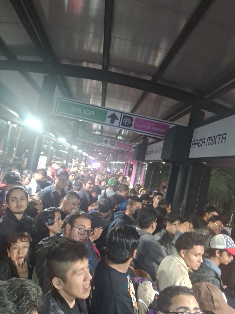 RamblazLuis's tweet photo. @MetrobusCDMX Así estamos esperando https://t.co/yMTnKvX1Mc