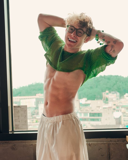 Crop tops are king https://t.co/MQHGi5sk5g