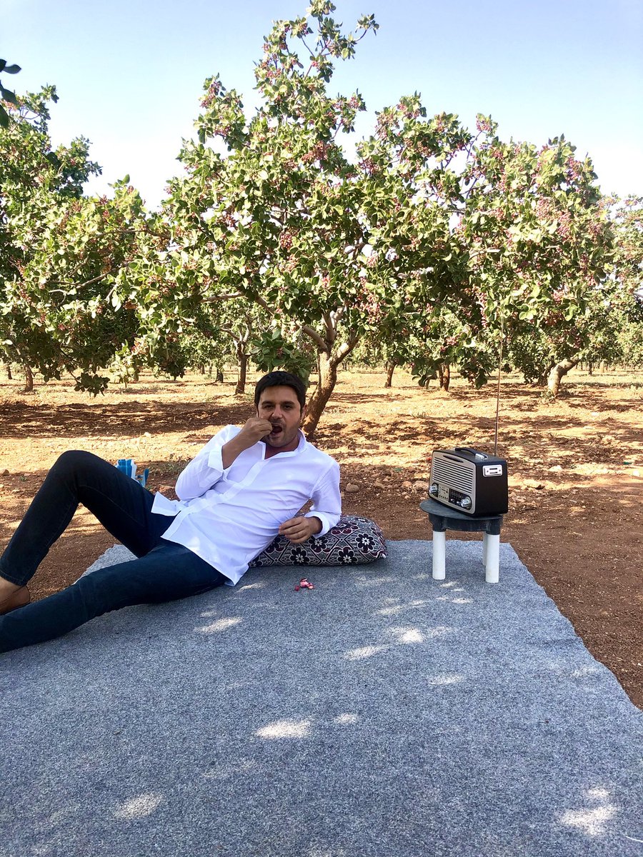 Bekçi amcanın işi varmış yerine ben nöbetçiydim bu gece.Yıldızlarla birlikte sabahe bekledik.Güneşi doğurduk