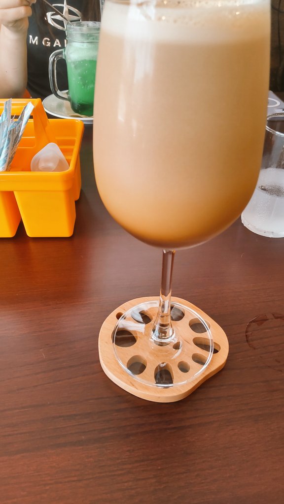 saitosumi's tweet photo. 新しいカフェできてた☕
ゆっくりできました！

＃CafeV
#ニトロコーヒー
#釣り具もたくさん https://t.co/wPun21w1CC