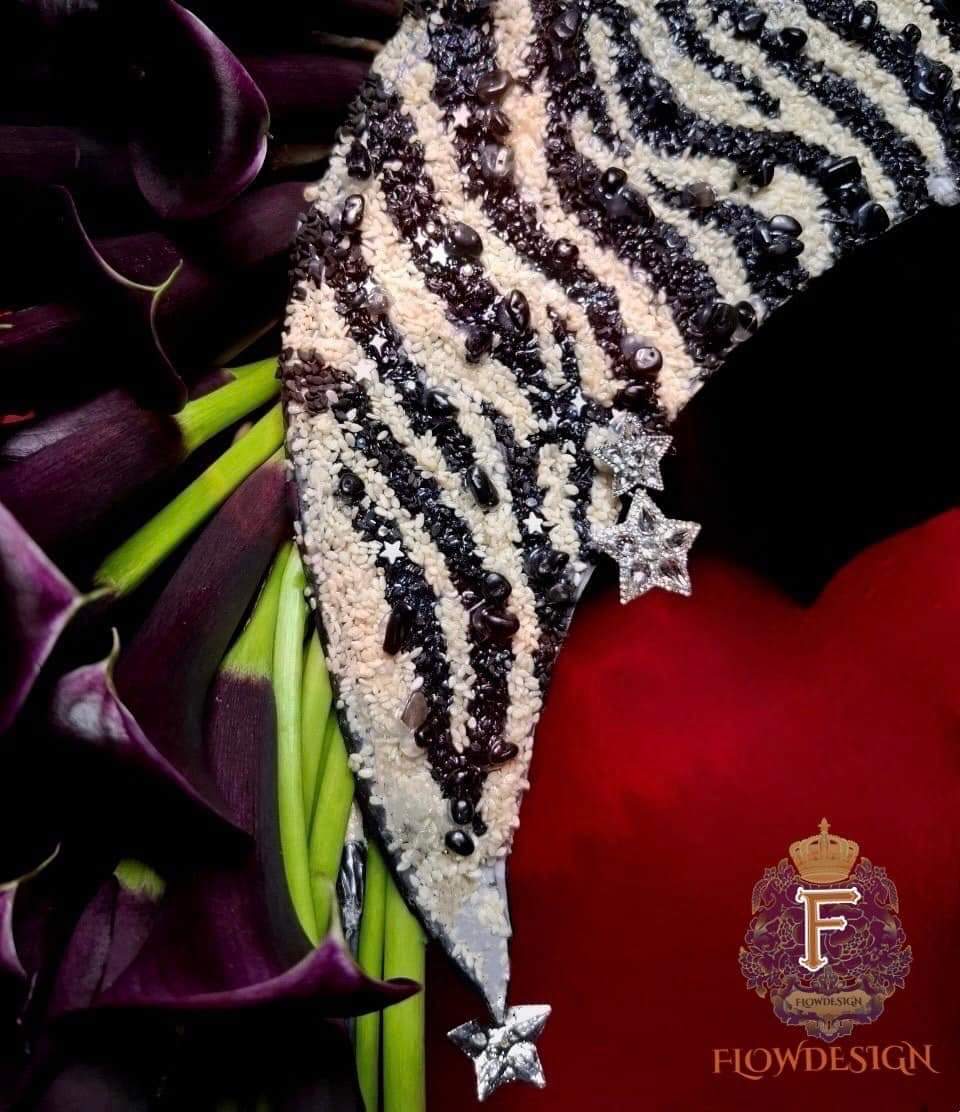 cake_journey's tweet image. ช่อดอกไม้ของ #MissUniverseThailand2024
พระจันทร์เสี้ยวสื่อถึงพลังของเพศหญิง ในการเริ่มต้นใหม่ ณ หลุมดำแห่งความลึกลับ และเป็นจุดเชื่อมสู่โลกใหม่ในอนาคต MUT 2024 คือผู้กล้า เปรียบเสมือนพระจันทร์เสี้ยว ที่พร้อมส่องแสงแพรวพราวคู่กับดวงดาวทั่วทั้งจักรวาล ออกแบบจัดทำโดย #FLOWDESIGN