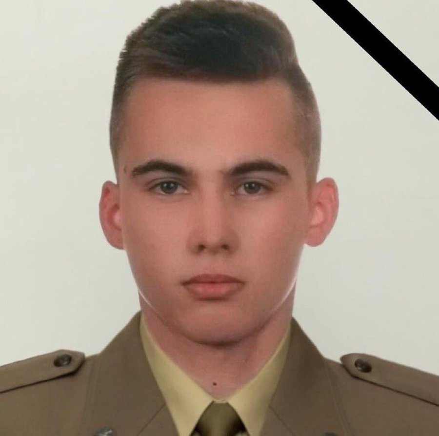 LouFrance75's tweet photo. Le soldat polonais Mateusz Sitek, âgé de 21 ans, a été poignardé à mort par un migrant le mois dernier alors qu'il stoppait une attaque contre le mur frontalier.   
En conséquence de quoi, le Parlement polonais a voté une loi autorisant les soldats à tirer à balles réelles pour empêcher les gens de prendre d'assaut les frontières
