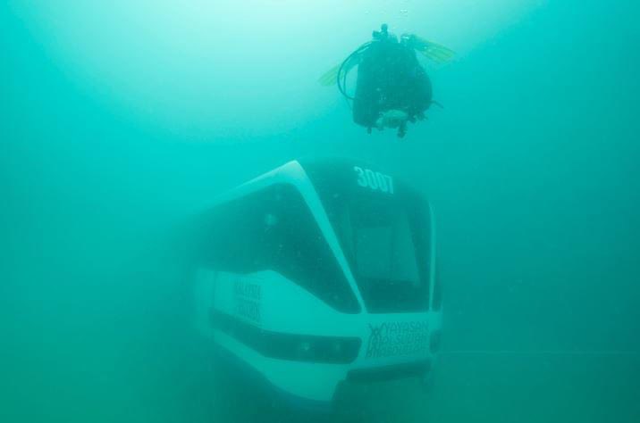 _AmranFans's tweet photo. Tukun gerabak LRT pertama dilabuhkan di Pulau Tioman

TIOMAN - Pulau Tioman menjadi pulau pertama di negara ini melabuhkan tukun tiruan gerabak sistem transit aliran ringan (LRT) yang diiktiraf oleh Malaysia Book of Records (MBOR) di bawah kategori bangunan dan struktur.

Pulau Tioman dipilih sebagai lokasi program itu kerana kekayaan persekitaran marin dan kepentingan strategiknya sebagai destinasi pelancongan utama di Pahang.

Baca artikel lanjut di ruangan komen.

Foto: Bernama