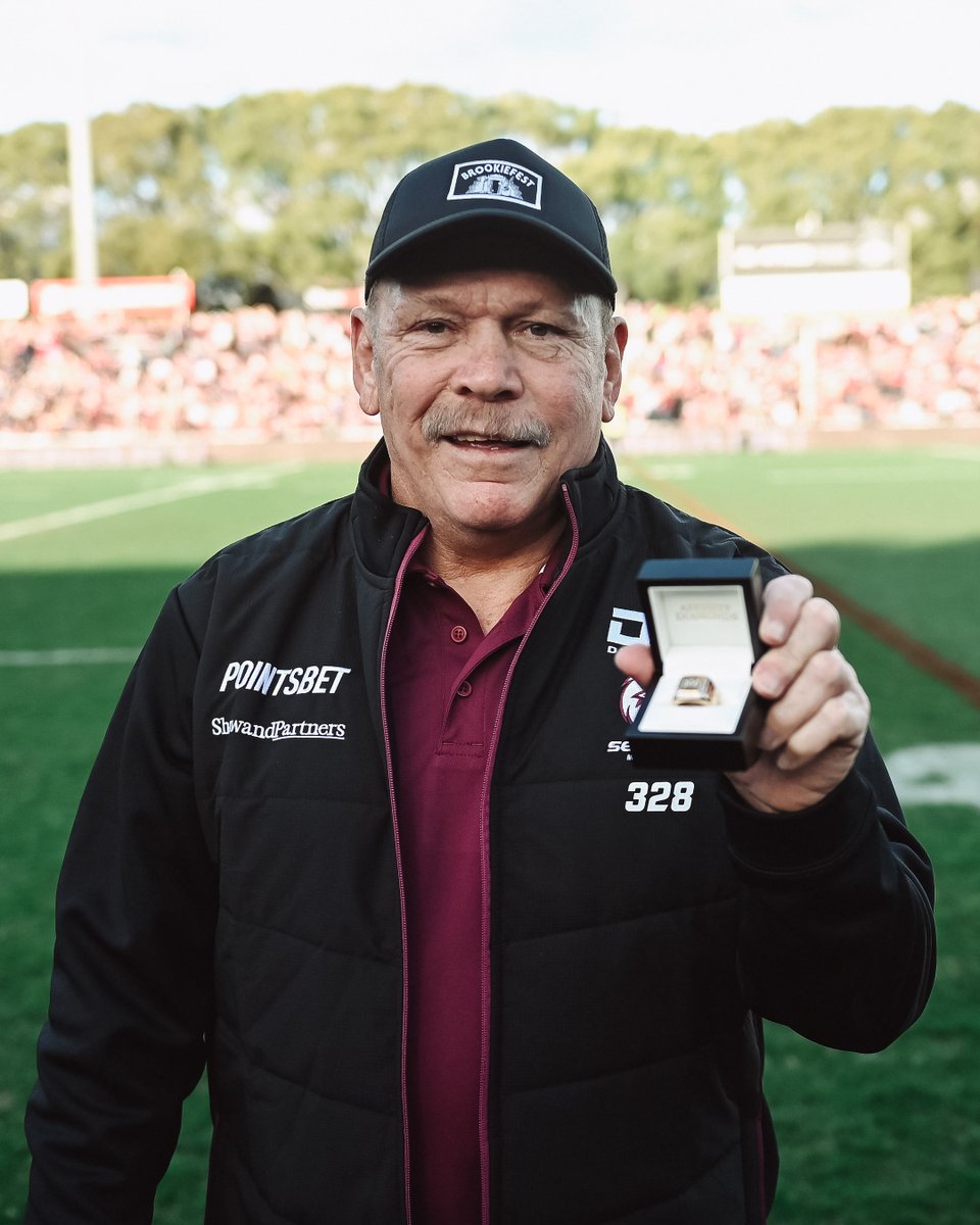 SeaEagles's tweet photo. In Elite Company 👑

Cliffy officially presented his 300 NRL Ring 💍

#GoManly https://t.co/dQ6NgC6mbJ