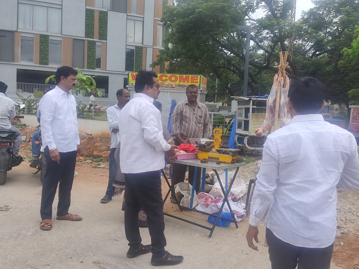 shrikantkovela's tweet photo. Many times requested in the council to remove illegal bazaar. Today I tried to stop. But the Thai bazaar members came and tried to stop and threaten me. If anything happens to me, @ManikondaMc, Chairperson and the persons who have got Thai bazaar tender will be responsible. https://t.co/GyaOXtf8qs