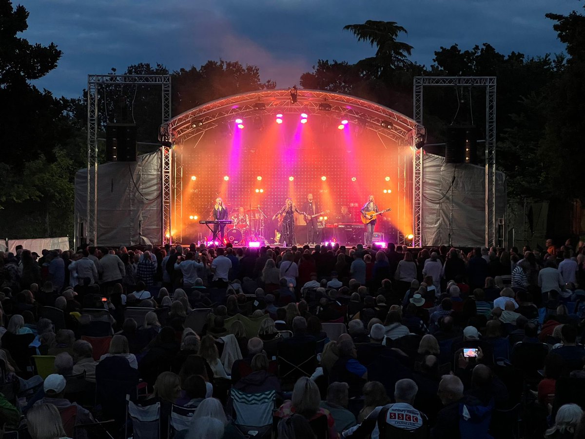 rumoursfm's tweet photo. Goodnight Hampton Pool.. what an amazing intimate night together. Thanks for a wonderful reception and sharing the classic hits of Fleetwood Mac with us. Till next we meet... Goodnight and thanks for coming. ❤️🙏.. #rumoursoffleetwoodmac #fleetwoodmac @rumoursfm #hamptonpool https://t.co/IlRx2uipen