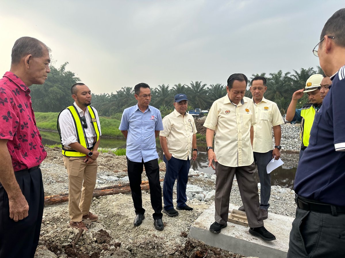 teto_eng_sb's tweet photo. Majlis  Lawatan Kerja Projek Jambatan Bailey telah disempurnakan oleh YB Datuk Seri Haji Ahmad Bin Haji Maslan, Timbalan Menteri Kerja Raya , pada pagi ini, 14 Julai 2024.

Projek ini juga merupakan projek jambatan Bailey terpanjang di Malaysia berukuran panjang 42 meter.

#TETO https://t.co/gVkWGoPlgV