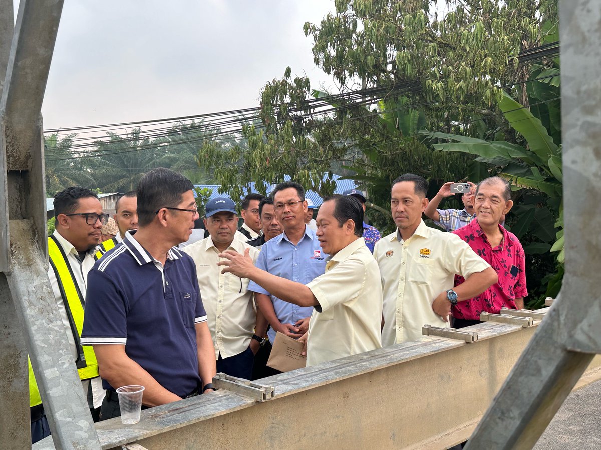 teto_eng_sb's tweet photo. Majlis  Lawatan Kerja Projek Jambatan Bailey telah disempurnakan oleh YB Datuk Seri Haji Ahmad Bin Haji Maslan, Timbalan Menteri Kerja Raya , pada pagi ini, 14 Julai 2024.

Projek ini juga merupakan projek jambatan Bailey terpanjang di Malaysia berukuran panjang 42 meter.

#TETO https://t.co/gVkWGoPlgV