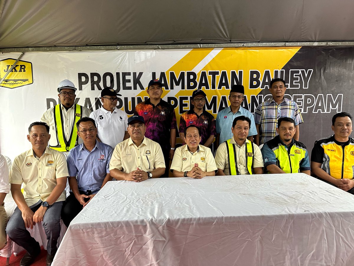teto_eng_sb's tweet photo. Majlis  Lawatan Kerja Projek Jambatan Bailey telah disempurnakan oleh YB Datuk Seri Haji Ahmad Bin Haji Maslan, Timbalan Menteri Kerja Raya , pada pagi ini, 14 Julai 2024.

Projek ini juga merupakan projek jambatan Bailey terpanjang di Malaysia berukuran panjang 42 meter.

#TETO https://t.co/gVkWGoPlgV