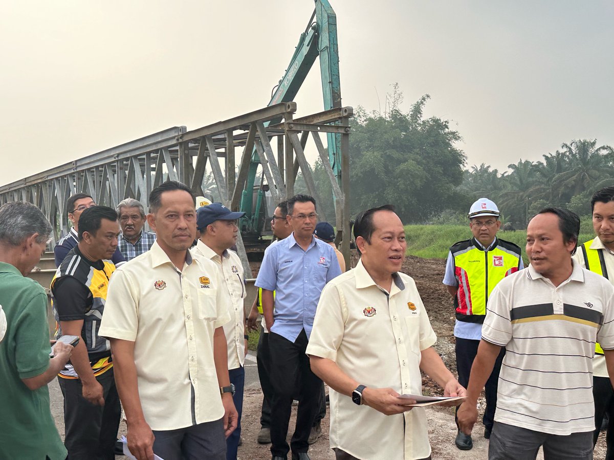 teto_eng_sb's tweet photo. Majlis  Lawatan Kerja Projek Jambatan Bailey telah disempurnakan oleh YB Datuk Seri Haji Ahmad Bin Haji Maslan, Timbalan Menteri Kerja Raya , pada pagi ini, 14 Julai 2024.

Projek ini juga merupakan projek jambatan Bailey terpanjang di Malaysia berukuran panjang 42 meter.

#TETO https://t.co/gVkWGoPlgV