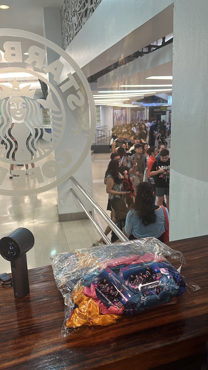 theexpLAURer's tweet photo. Ubusin na to! Hehe 

#RIIZINGDAYINMANILA 
#RIIZINGDAY_IN_MANILA https://t.co/XO0BnY5KqI