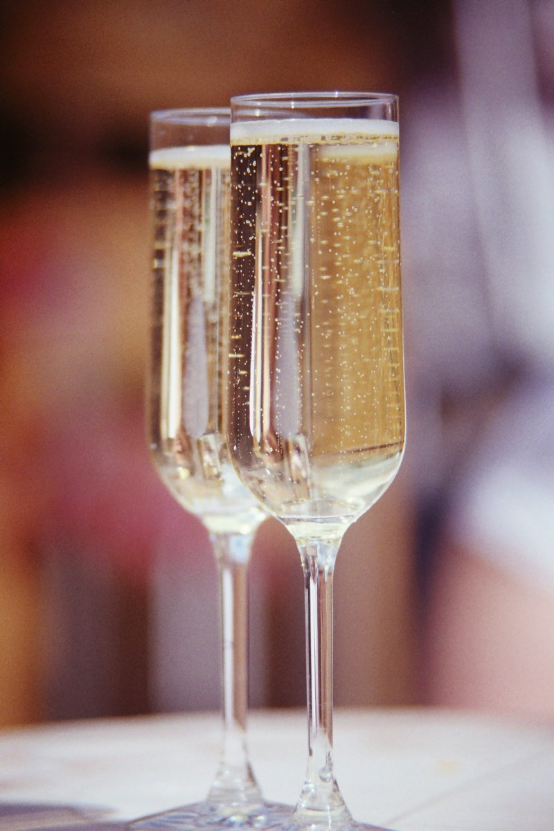 bolledrinks's tweet photo. Despite a 3.4% dip in 2023, the sparkling wine market shows resilience, thriving via retail &amp; e-commerce channels. With millennials &amp; Gen Z driving demand, sparkling wine is set for a bubbly comeback! 🍾✨  #WineTrends #SparklingWine #MarketAnalysis https://t.co/9i5CsXiheN