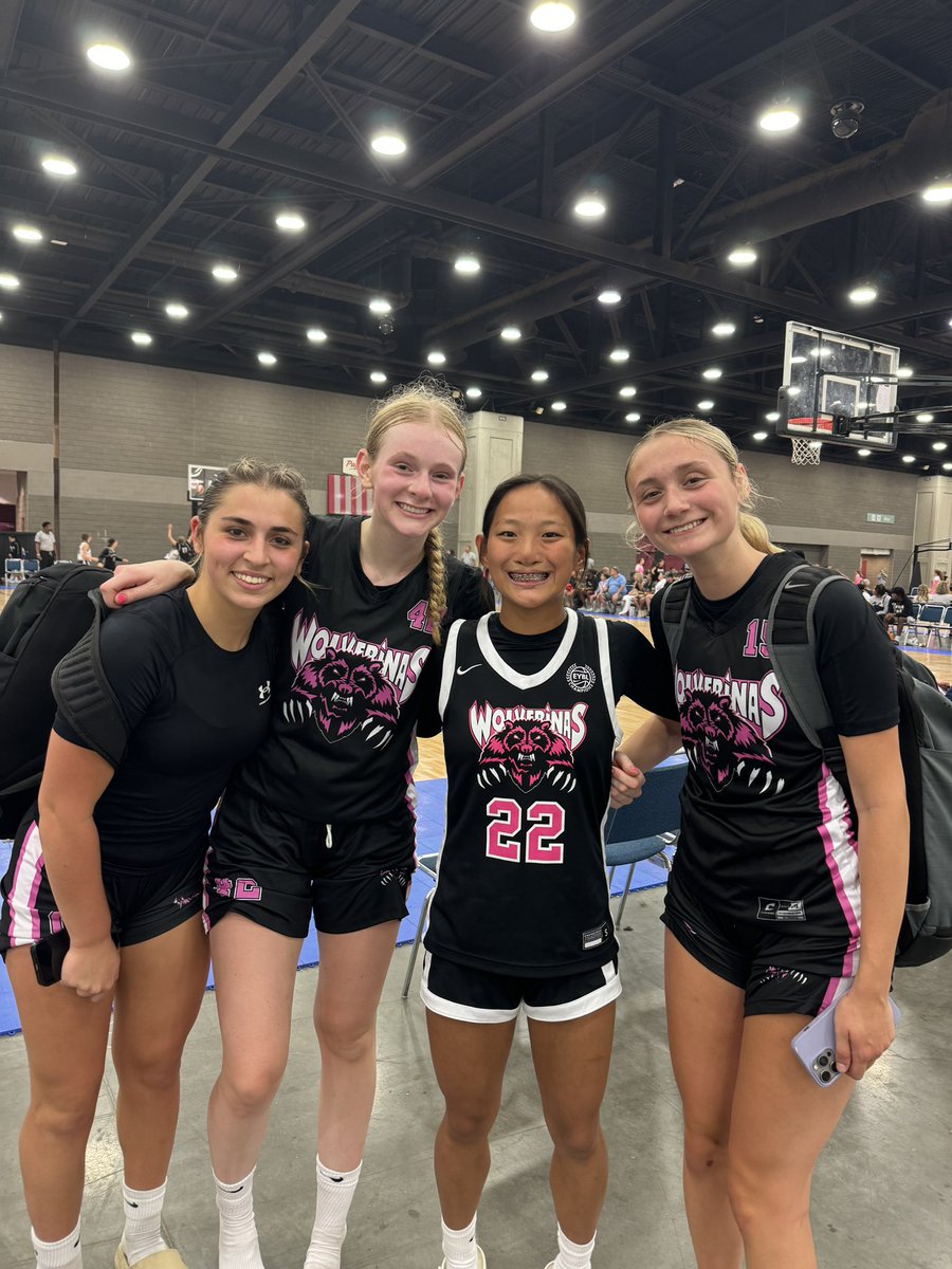 Girls supporting girls. Love this crew!!! #Run4Roses  <a href="/Ava_verros_/">ava</a>  <a href="/quinn_sigal0/">quinn sigal</a>  <a href="/KaitlinWahlund/">Kaitlin wahlund</a>