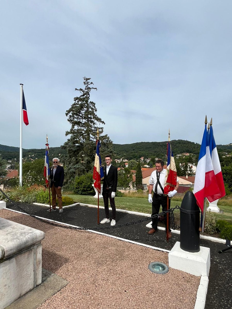Chatel_Guyon's tweet photo. [Fête nationale 🇨🇵🇨🇵]
Cette journée du #14juillet a débuté par une cérémonie officielle au Monument aux morts de #Chatelguyon 👏
Le Maire @fbonnichon et les élus ont déposé une gerbe avant de saluer les sapeurs pompiers, l'orchestre d'harmonie et les porte-drapeaux mobilisés 👍🇨🇵 https://t.co/8nKeG8WEyR