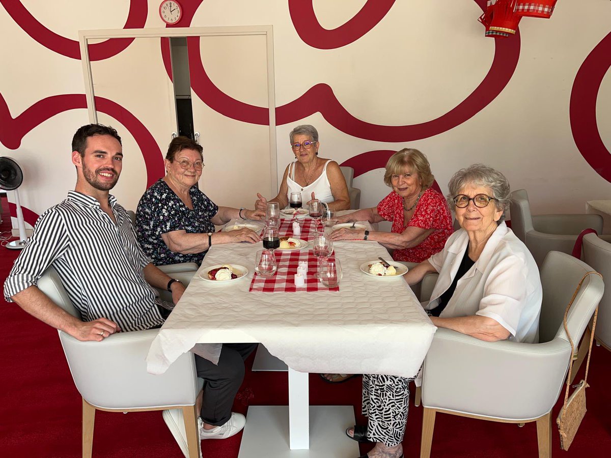 Retour sur notre repas de ce midi !
Sur la photo, nous en sommes déjà au  dessert, mais nous avons eu un excellent repas de chez Cabiron avant ! 🫶🏻
Ensuite, l’après-midi, nous résidents ont pu profiter, d’un concert de 2heures  🎵 

Quelle journée 🎉🎵🥳