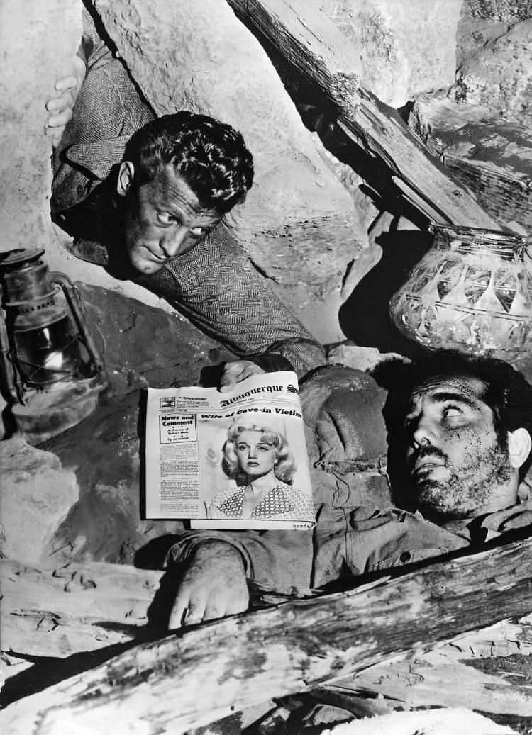 #タイトルに地獄が入っている映画 
地獄の英雄 1952年
ビリー・ワイルダー監督
アマプラでようやく観れた
今にも通ずる過激なマスコミ報道の過熱ぶりを
見事に描いてあって戦慄する(溜息) 