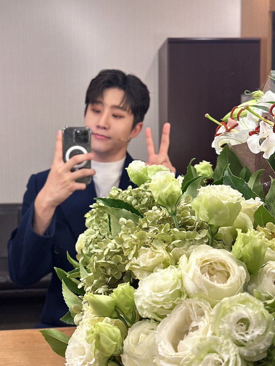 offclASTRO's tweet photo. 가즈아🪂 https://t.co/YjnauUoQ1M