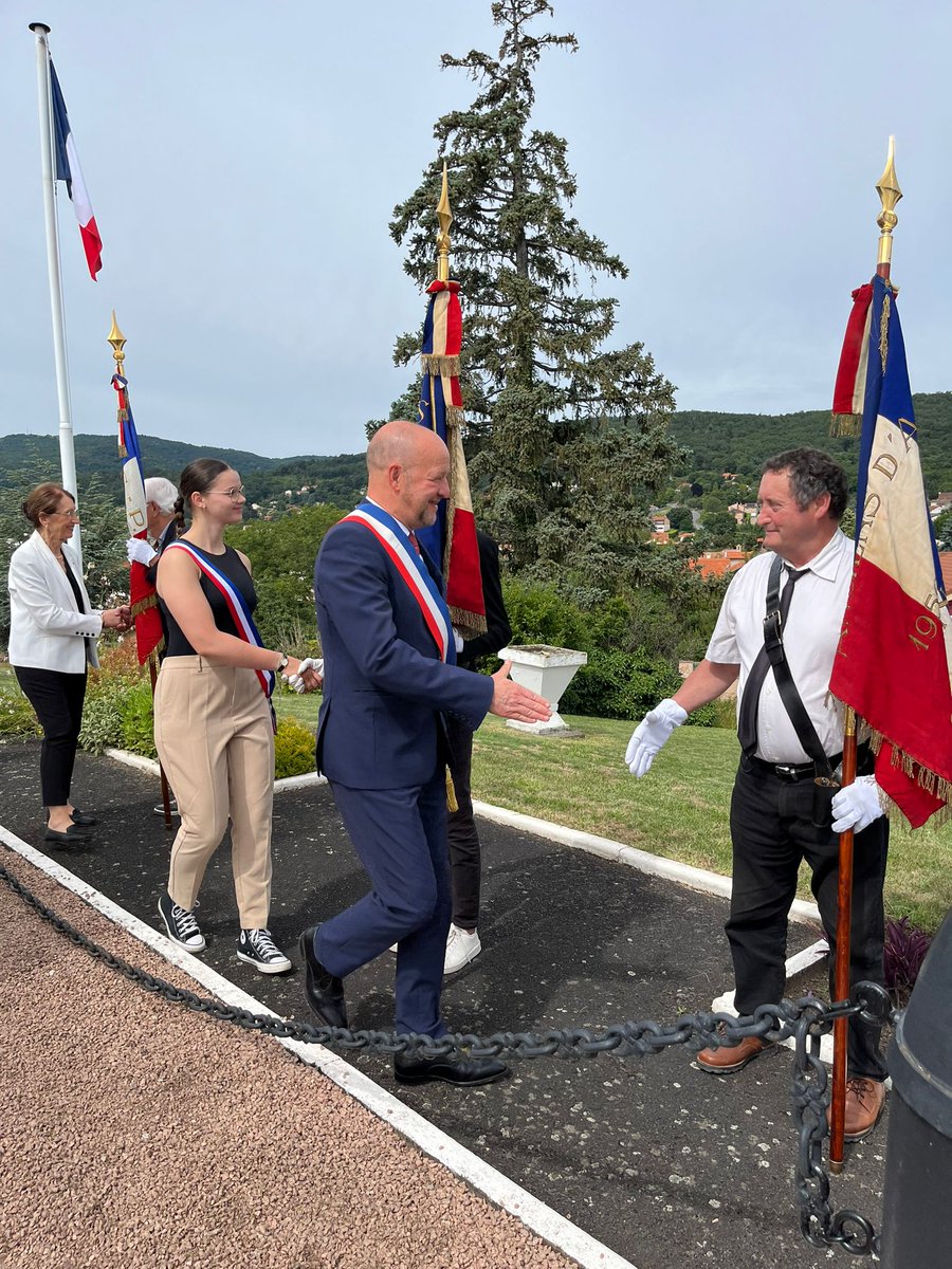 Chatel_Guyon's tweet photo. [Fête nationale 🇨🇵🇨🇵]
Cette journée du #14juillet a débuté par une cérémonie officielle au Monument aux morts de #Chatelguyon 👏
Le Maire @fbonnichon et les élus ont déposé une gerbe avant de saluer les sapeurs pompiers, l'orchestre d'harmonie et les porte-drapeaux mobilisés 👍🇨🇵 https://t.co/8nKeG8WEyR
