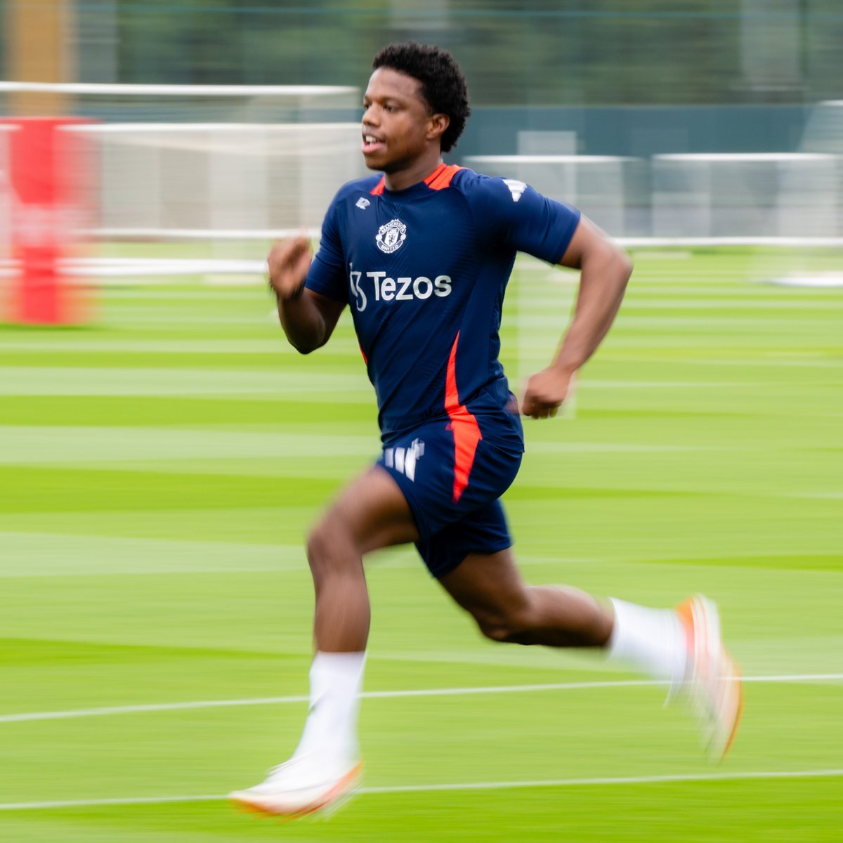 ManUtd's tweet photo. A welcome return to Carrington for @TyrellMalaciia 💪

Our left-back is continuing the hard work on his individual fitness programme ⬇️

#MUFC