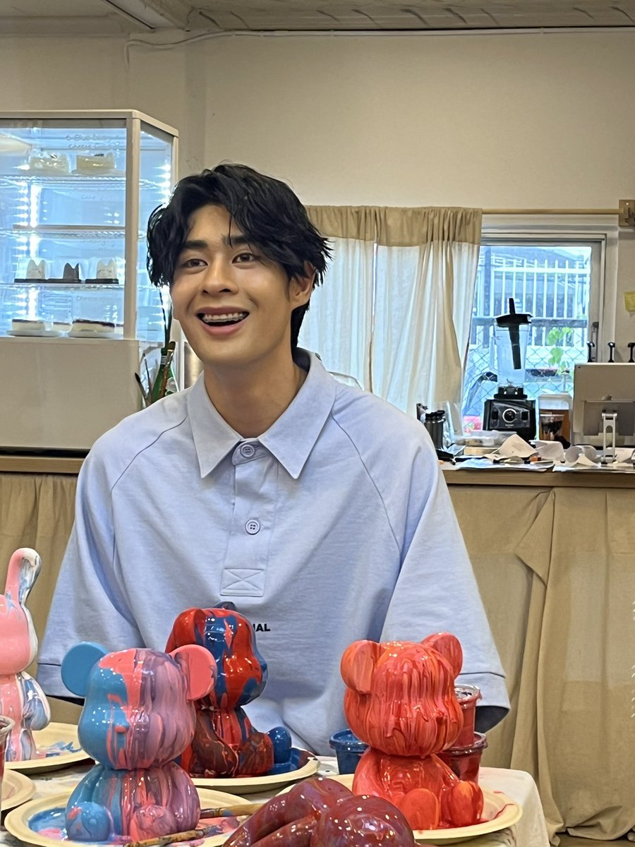 Shen_Xi_shen's tweet photo. 🐺💙HAPPY BIRTHDAY VIEW💙🐺VIEW painter descends🖌🖼

I could color the bear with VIEW🐺
I am happy to spend a lot of time with him.I'm so shy to talk😭
We need to use a translater🤣

VIEWと熊の色を塗るアクティビティをしたよ‼️
たくさんは話せなかったけど、楽しい時間を過ごせて嬉しかった( ・∇・)Arigatouna💙

Thanks:@VTHANATHORN_OFC 

#Playboyytheseries #เล่นจนเป็นเรื่อง
#vthanathorn #THANATHORNBUNS 
 #HBDBoatViewChillDay