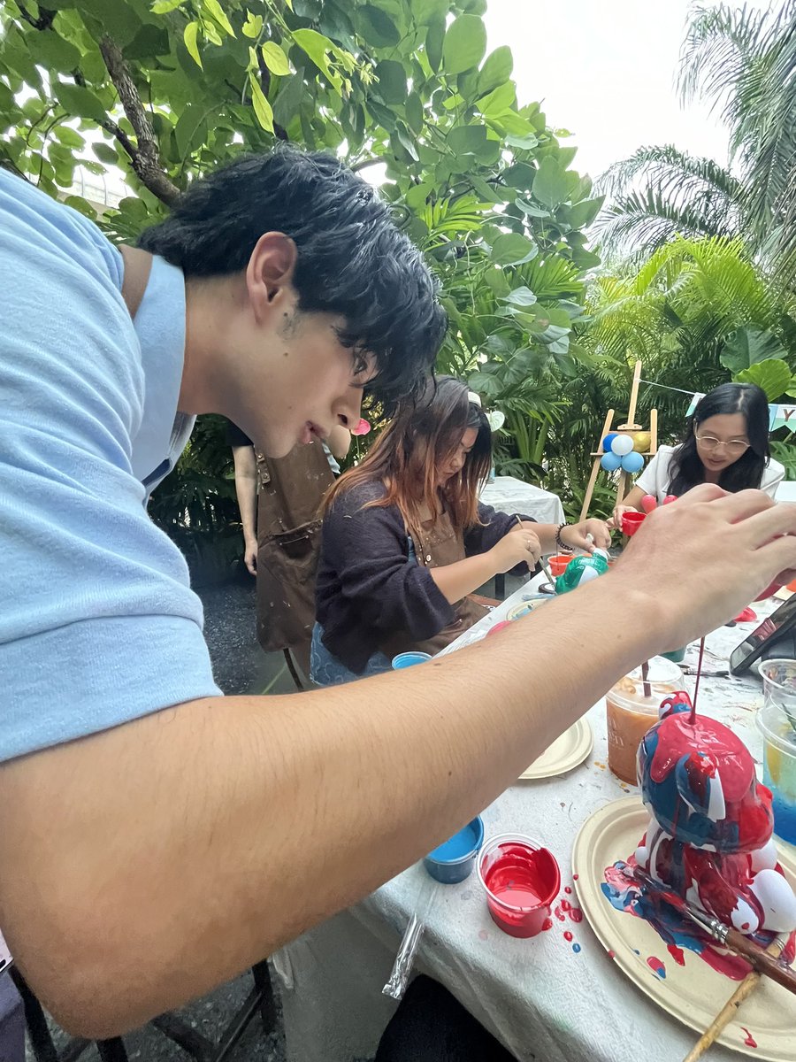 Shen_Xi_shen's tweet photo. 🐺💙HAPPY BIRTHDAY VIEW💙🐺VIEW painter descends🖌🖼

I could color the bear with VIEW🐺
I am happy to spend a lot of time with him.I'm so shy to talk😭
We need to use a translater🤣

VIEWと熊の色を塗るアクティビティをしたよ‼️
たくさんは話せなかったけど、楽しい時間を過ごせて嬉しかった( ・∇・)Arigatouna💙

Thanks:@VTHANATHORN_OFC 

#Playboyytheseries #เล่นจนเป็นเรื่อง
#vthanathorn #THANATHORNBUNS 
 #HBDBoatViewChillDay