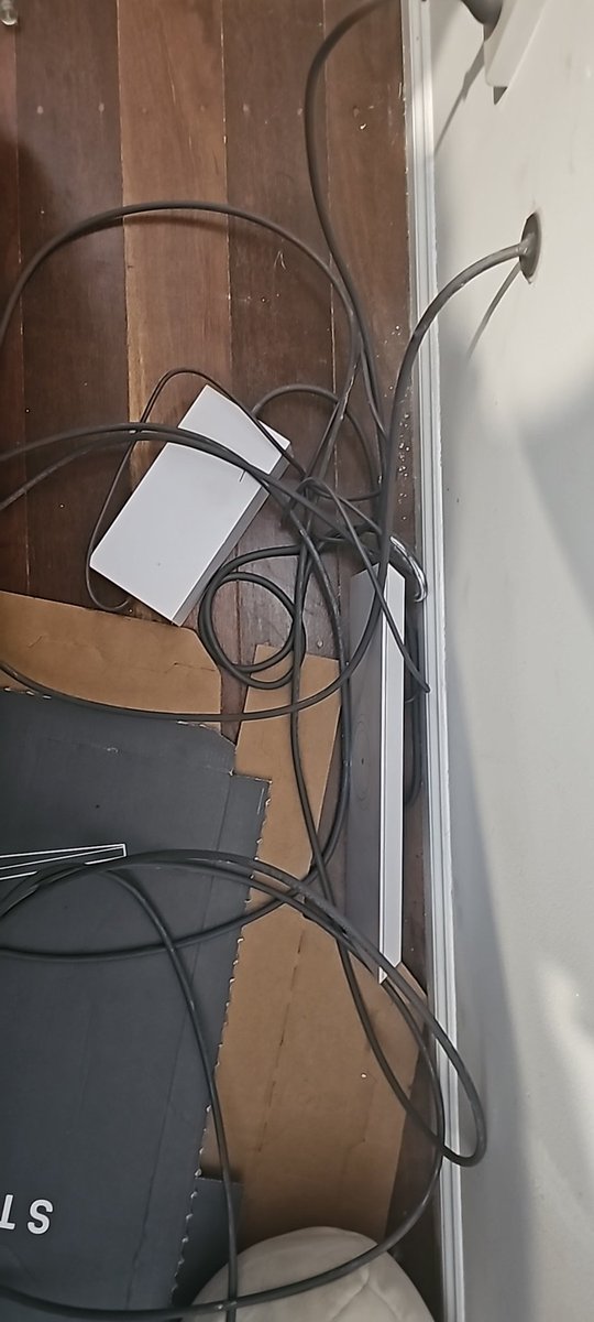 ShaunHanlon1's tweet photo. @gordymac29 @Starlink And just their standard router.. https://t.co/0UyYlPSNZp