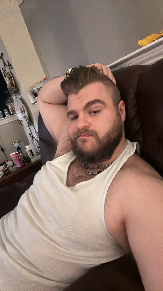 Hairyirishbear's tweet photo. Fresh haircut and beard trim. Same ole insomnia. Least I got something to entertain me for a while. Anyone wanna join?🐻😈 #gaybear https://t.co/RzpnYypkF1