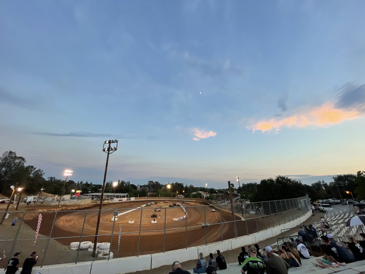 jaryn22's tweet photo. Solid night for my dad tonight! Qualified 10th out of 23 cars. Finished 3rd in his heat. Started 9th in the feature ended up running 5th! 

So proud of him &amp; thankful he got away from that tough luck that he had the last couple races.🤍 https://t.co/S89ENS7Oam