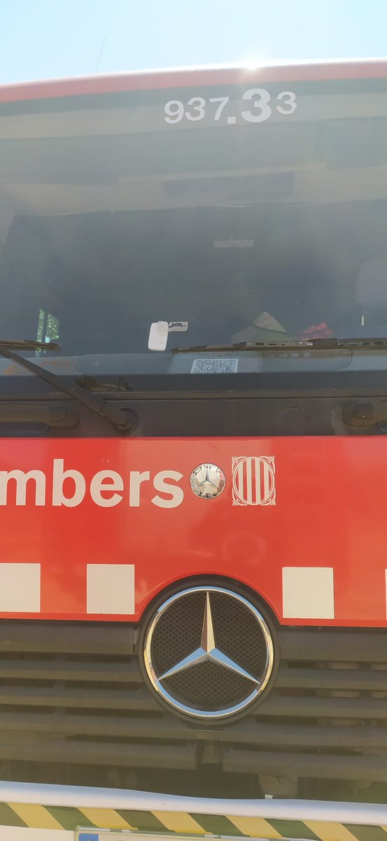 Ahir dissabte vàrem ser requerits per vigilants municipals de Sant Pere de Vilamajor, per retirar un arbre caigut que tallava l'accés a Refugis del Montseny.